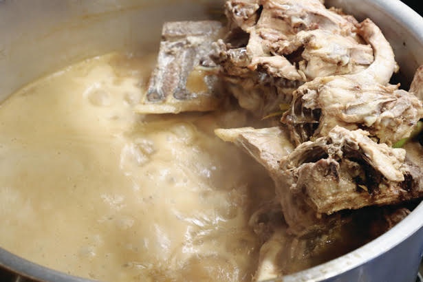 横浜家系ラーメンはストレートの太麺に豚骨醤油のスープが特徴。10時間以上、強火で炊き続ける/「横浜家系らーめん 英 岐阜店」