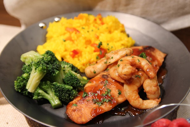 サーモンとエビを「トーキョーBBQソース」で味付けした「Tony Roma’s サーモンステーキ＆シュリンプ トーキョーBBQソース」(税抜980円)の調理例