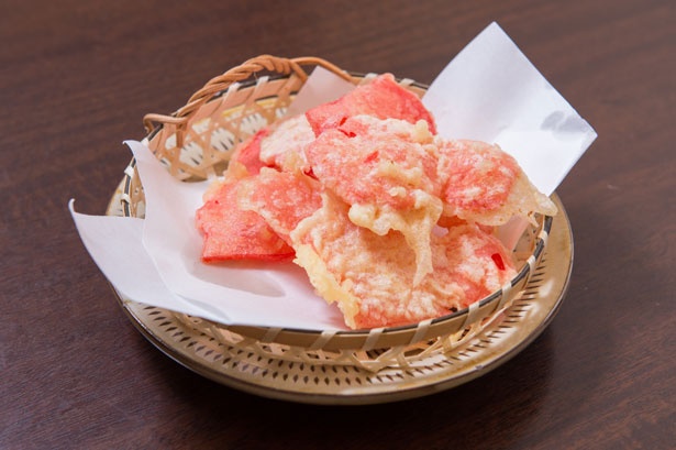 お酒にぴったりの「紅しょうがの天ぷら」(350円)