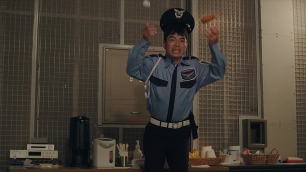 衝撃的な光景を目にした警備スタッフは、持っていたチキンラーメンと卵を宙高く放り投げてしまう