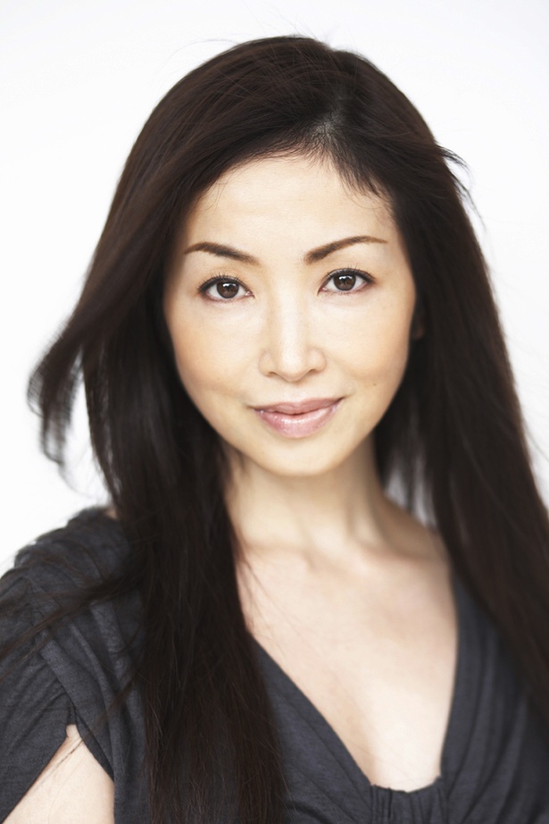 仲居・堀口八重を荻野目慶子が演じる