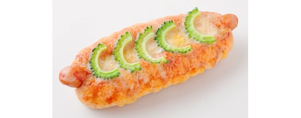 沖縄エリアの「島野菜のピザドッグ ゴーヤー」320円