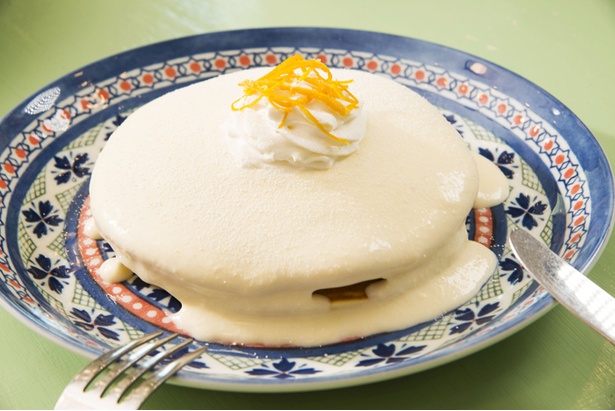 「リリコイパンケーキ」(1,382円)は、メレンゲを使った生地がふんわりしていて、酸味のあるパッションフルーツのソースと好相性