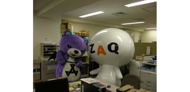 茶目っ気たっぷりのアックマ。ざっくぅをつつく