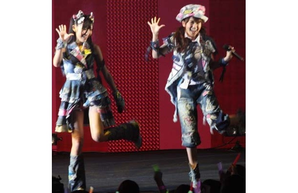 渡辺と大島がかわいくキメポーズ