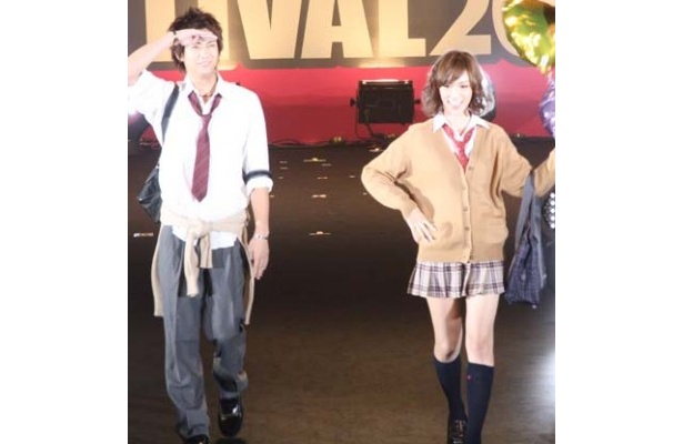 制服姿をオシャレに着こなす
