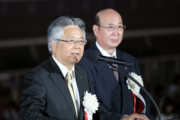 「800万球のイルミネーションで東京のナイトライフをさらに充実させたい」と語る東京都競馬株式会社の山口社長。奥は特別区競馬組合管理者で大田区長の松原忠義氏