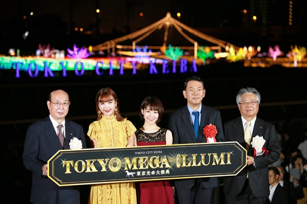 点灯式後に行われたフォトセッションの様子。写真左から、松原区長、藤田、吉谷、丸々もとお氏、山口社長
