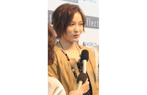 「これからテレビや映画のお仕事をいっぱいしたいです」と話す瀬戸朝香