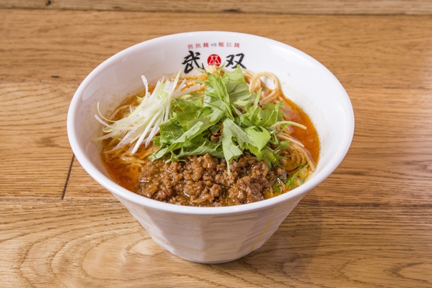 【写真を見る】｢担担麺(赤カラ)｣(870円)。自家製ラー油にとスープの相性がばっちり