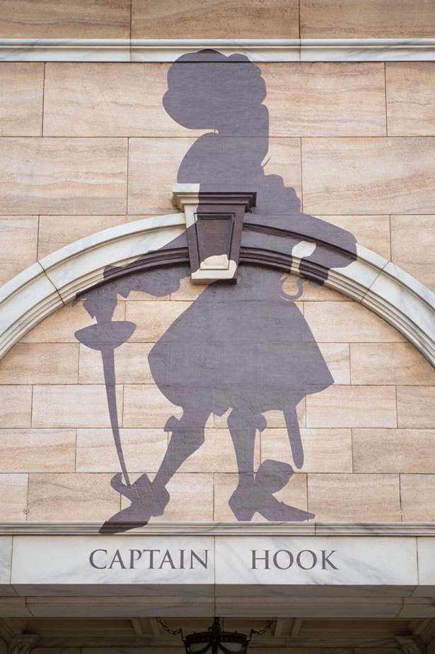 ウォーターフロントパークの壁には、今年もヴィランズのシルエットが描かれている