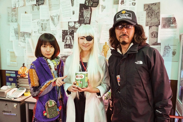 過去作との関連アイテムが登場するなど三木聡監督の遊び心が満載。「MILO」ならぬ「MIYO」って…?