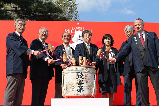 佐々木酒造の日本酒 聚楽第で鏡開きと乾杯が行われた
