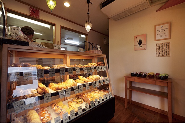「bakers’ sign」はイートインあり。コーヒーサービス(100円)と共に店内でパンを気軽に味わえる。