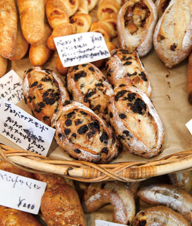 「IMUSTAN」の陳列棚には、常時40～50種類のパンが並ぶ。ゴロゴロとした具材で食べ応えあり！