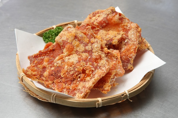 パリパリの食感が楽しい！大判サイズのとり皮せんべい!!「からあげ まんぷく亭」の「とり皮せんべい」ほか