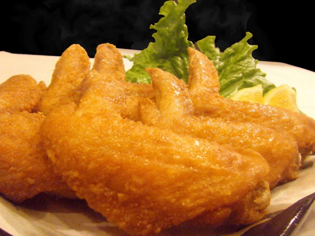 鶏肉本来の旨味を活かした神戸名物からあげ「神戸唐揚げ専門店 てばから亭」の「塩手羽先」(600円)ほか