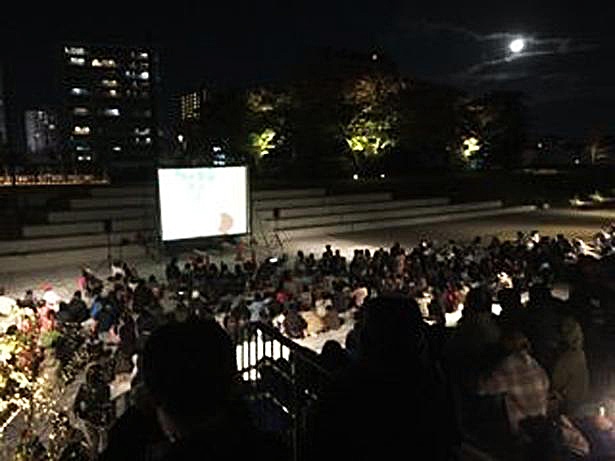 夜空の下で映画鑑賞では、普段とはちょっと違った楽しさも味わえる