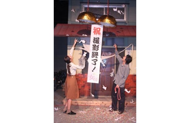 “いったんもめん”をかたどった紙吹雪が降ってきて2人は大喜び