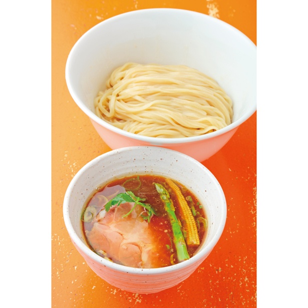 「らーめん Nageyari」の「鴨油の醤油 つけ麺(並)」(800円)の麺は、そのままでも味わえるように鴨油と淡口醤油を絡める