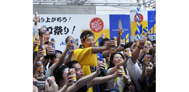 松岡修造の提案で、たくさんのお客さんと一緒に記念すべき乾杯！