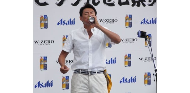 豪快に「アサヒ ダブルゼロ」を飲み干す松岡修造は「（カロリーゼロで）さわやかに飲めるのがいい」と魅力を語った。