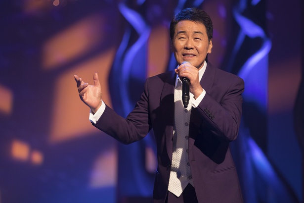 プレゼンターの五木ひろしも日本の名曲を歌う