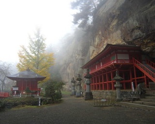 岩場にたたずむ威厳ある堂は迫力満点！達谷窟毘沙門堂の紅葉が見頃