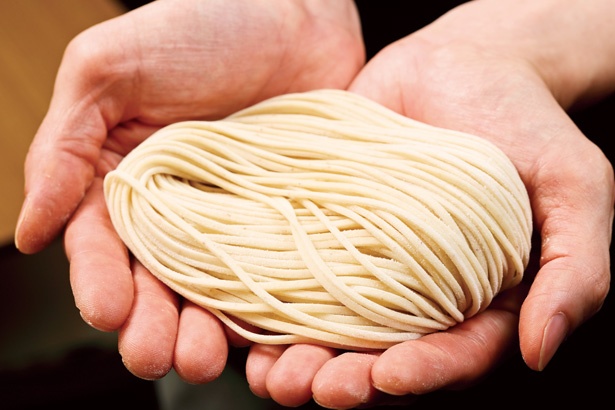 鶏そばの麺は北海道産の小麦・春よ恋と、きたほなみの一等粉を使用。特注の製麺機の切刃で、2.05㎜の太さに仕上げている/「らぁ麺 飛鶏」
