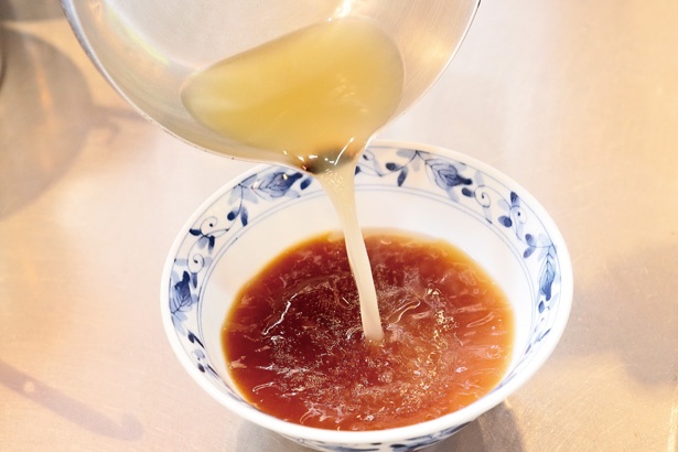 スープは手鍋で1杯ずつ温めて丼に注ぐ/「麺家 喜多楽」