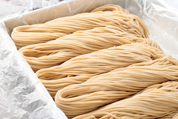 スープの変更に合わせて自家製麺も進化。小麦の配合などを変えて細麺から太麺に/「らぁ麺 幸跳」