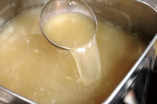 丸鶏をじっくり煮込み、鶏の旨味と甘味を凝縮/「らぁ麺 幸跳」