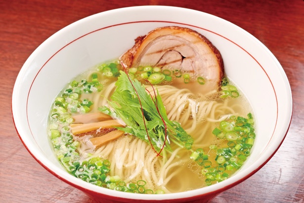 丸鶏中心の動物系スープと魚介ダシを合わせたダブルスープの「塩らーめん」(680円)/「らぁ麺や 百代」