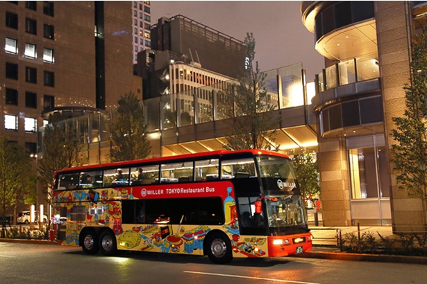 【写真を見る】見た目のインパクトが大きい東京レストランバス。東京ミッドタウンの日比谷通り側から出発する