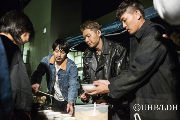 【写真を見る】避難所で炊き出しなどの手伝いをしながら人々と触れ合う
