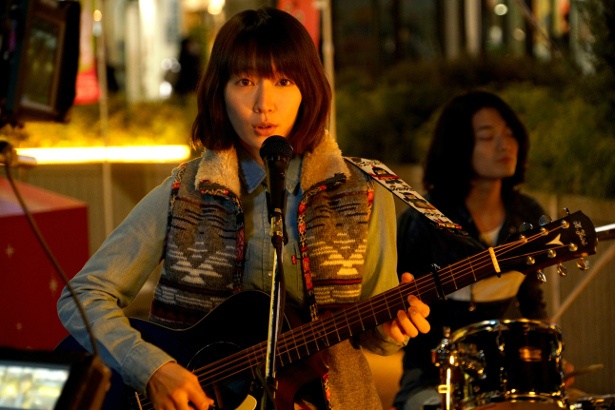 異様に歌声が小さいストリートミュージシャンのふうか(吉岡里帆)