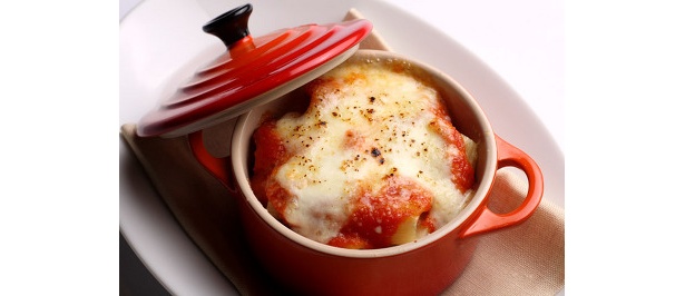 カンティネッタ サリュの、リガトーニ アッラ ナポレターナ…700。マカロニみたいなパスタに、トマトとチーズをかけた、グラタン風ココット料理。小さめでおつまみにぴったり
