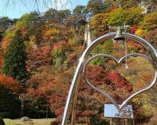 屏風岩の松と紅葉が描く秋の絶景を楽しむ！秋田県能代市「きみまち阪紅葉まつり」