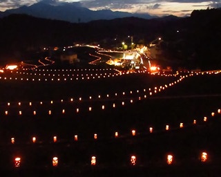 竹灯籠が創りだす幻想的な棚田風景・三重県松阪市「第7回深野棚田まつり」