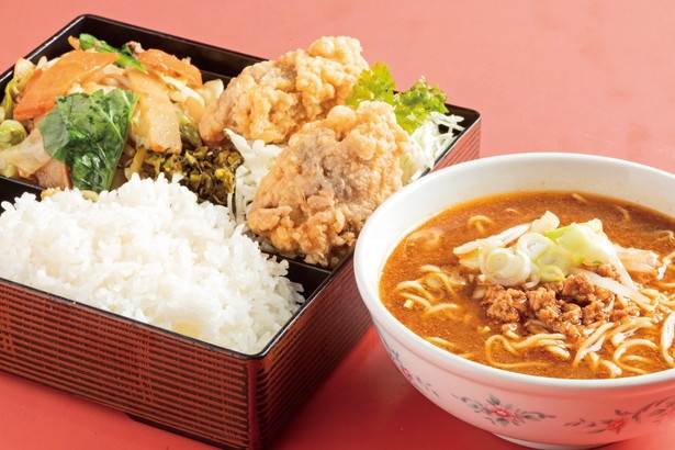 「ランチの日替弁当」(800円)は唐揚げや野菜卵炒め、麺類などボリューム満点の一品