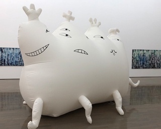 群馬県立近代美術館で「アミちゃんの誕生 西美公二のコンステラシオン」開催中