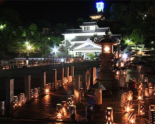 秋バラと1000本の瓦灯籠！愛媛県で「第18回かわら館フェスタ2018」
