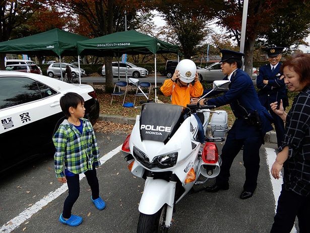【写真を見る】白バイやパトカーなど警察車両の展示も行われる