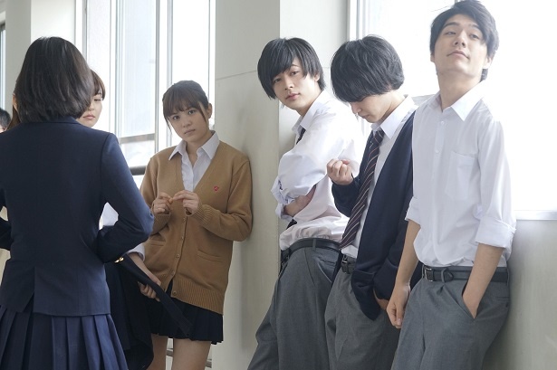 ドラマ、映画と多数の作品に出演し、活躍する成田凌(右から3番目)