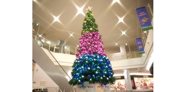 エアポートウォーク名古屋の初クリスマスにビッグツリー