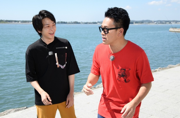 笑顔の宮川大輔と中村倫也