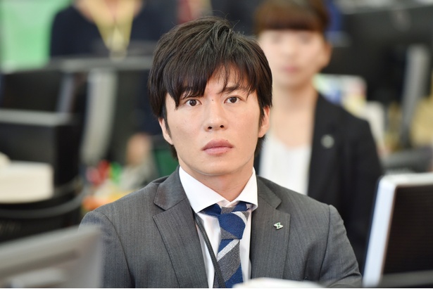 田中圭はグレーや紺などの固いイメージで、松田龍平とは真逆!
