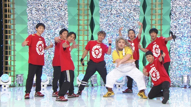 九州男児新鮮組とコラボダンスを決める渡辺直美