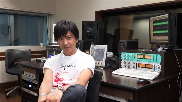 【写真を見る】初のゲストとなった浅野忠信と番組を楽しむ木村
