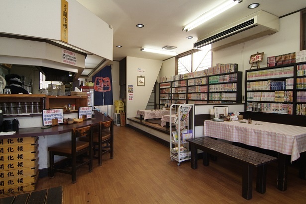 店内にはたくさんのマンガが。着丼までの時間も退屈しない
